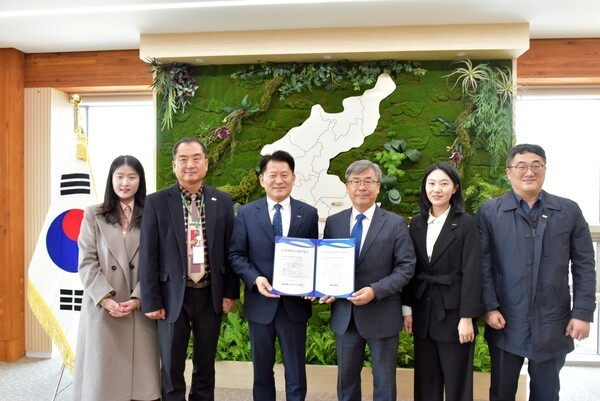 중소벤처기업인증원 엄진엽 원장(가운데 왼쪽)과 한국산림복지진흥원 남태헌 원장(가운데 오른쪽) 및 양 기관 관계자들이 24일 산림복지종합교육센터에서 인권경영시스템 인증서 수여식 후 기념 촬영을 하고 있다.