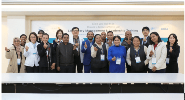 삼광의료재단을 방문한 동티모르 보건부 고위 관리자들이 재단 관계자들과 함께 실험실 견학을 마치고 기념촬영을 하고 있다