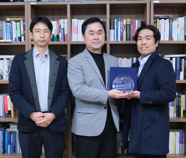 보건복지부공무원노동조합 정승문 위원장(오른쪽)이 김종민 국회의원(가운데)에게 감사패를 전달 후 함께 기념촬영을 하고 있다.