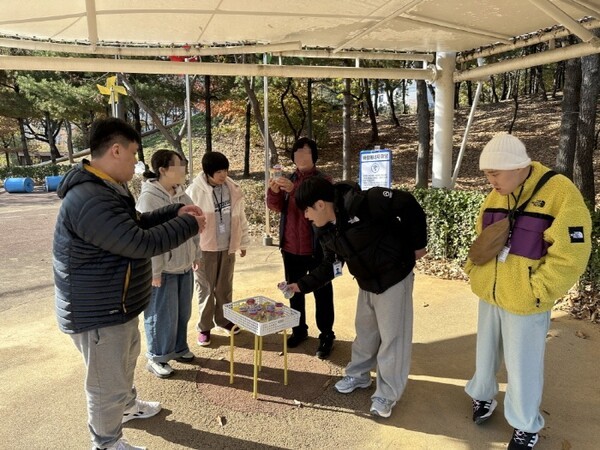 산하시설 홀트주간보호센터가 지난 21일(금), 능골근린공원 에너지마루와 협력하여 성인 발달장애인을 위한 친환경교육 ‘에너지올림픽’을 진행했다.