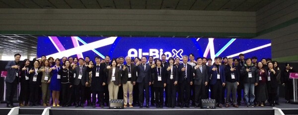 유니원 공동주최 'AI-BioX ConfEX 2025' 성료... AI·바이오 글로벌 인재 ... - 뉴스 썸네일 이미지
