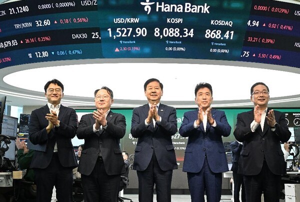 IMF, 한국경제 성장률 2026년 2.6%로 상향..반도체 압도적